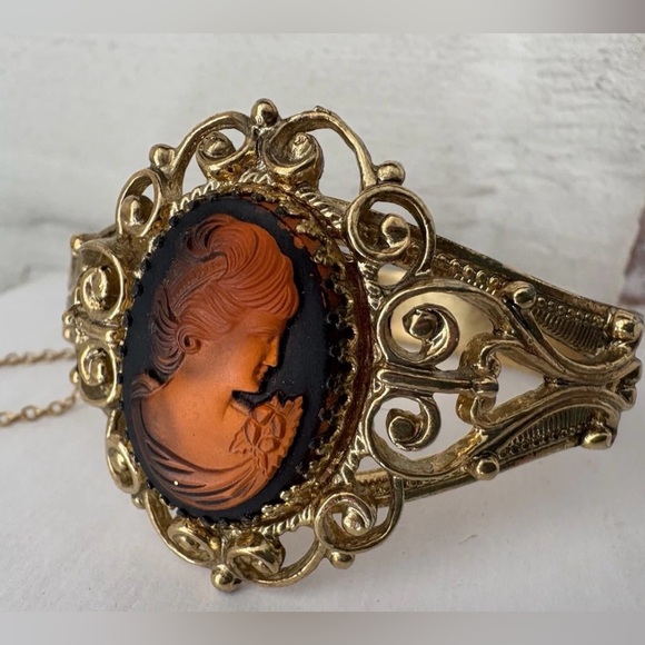 Whiting & Davis Jewelry - VTG Whiting & Davis Bracelet Gold Tone Amber Brown Intaglio Cameo Jewelry
